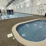 Dragonfly - Part Of The The Bay Village With Pool, Gym And Direct Access, Pub, Restaurant, Tennis And Meadows Walks Nyaraló *