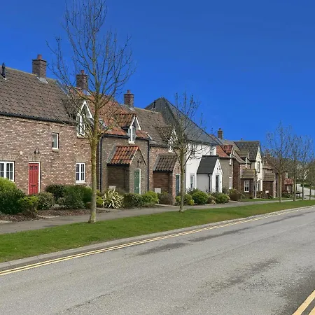 Semesterbostad Dragonfly - Part Of The The Bay Village With Pool, Gym And Direct Access, Pub, Restaurant, Tennis And Meadows Walks *